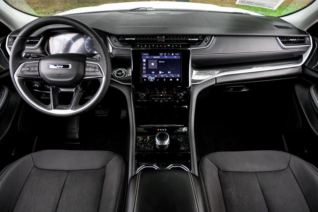 Used 2023 Jeep Grand Cherokee Laredo w/ Luxury Tech Group I image 5