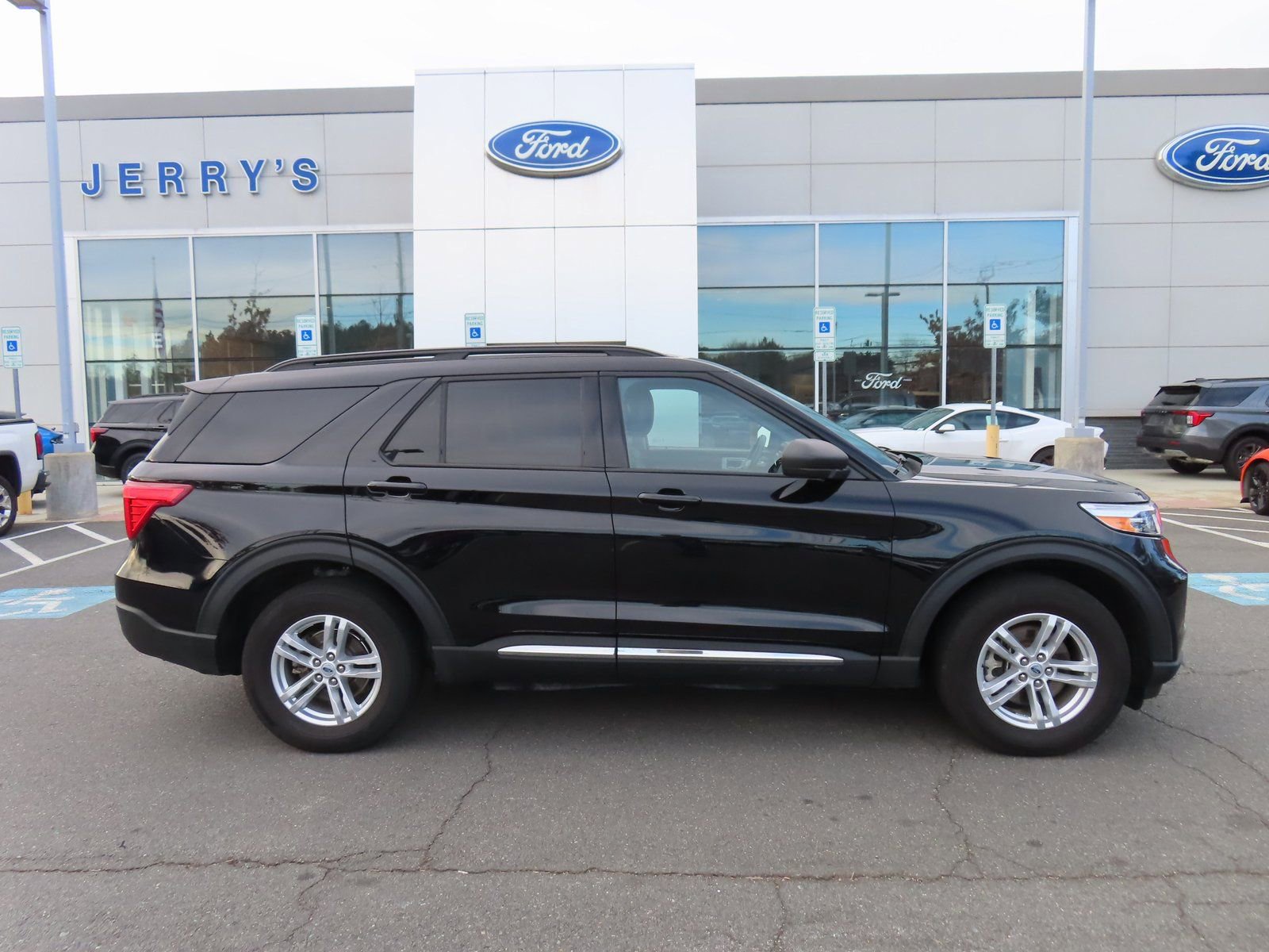 Used 2023 Ford Explorer XLT w/ Equipment Group 202A image 4