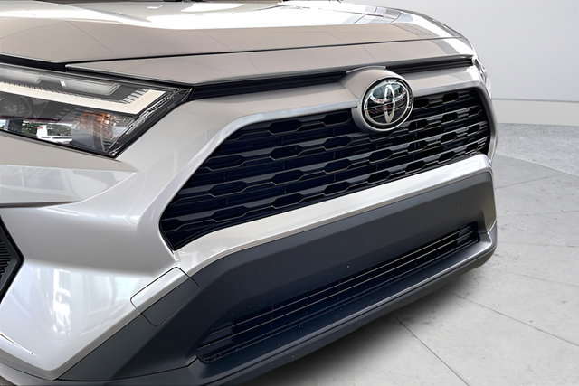 Used 2025 Toyota RAV4 LE AWD/4WD image 28