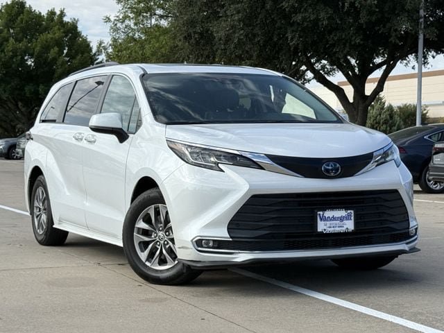 Used 2023 Toyota Sienna XLE FWD image 2