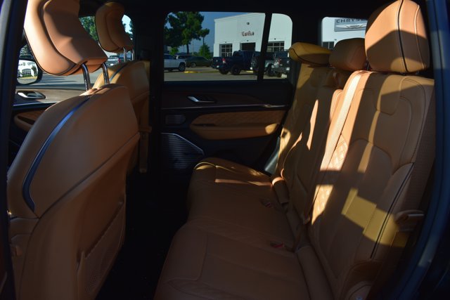 Used 2023 Jeep Grand Cherokee Summit w/ Luxury Tech Group V AWD/4WD image 16