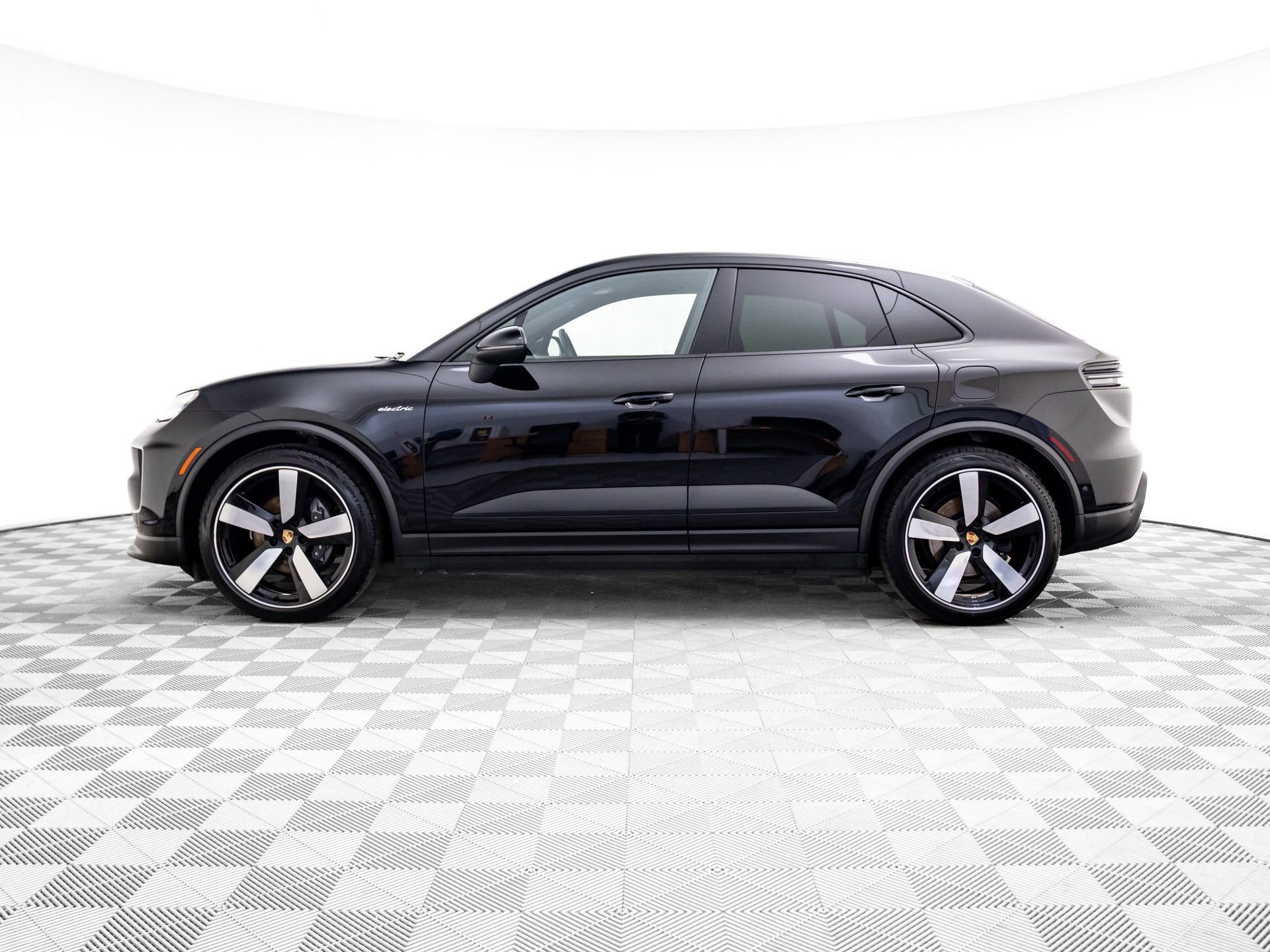 Certified 2025 Porsche Macan 4 Electric AWD/4WD image 2