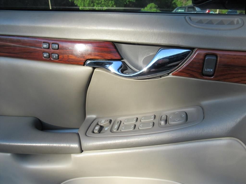 Used 2000 Cadillac De Ville w/ Comfort/Convenience Pkg FWD image 17