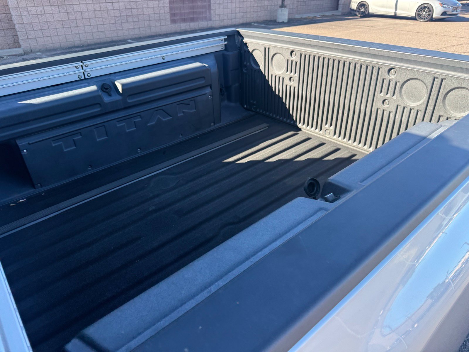 Used 2020 Nissan Titan SV w/ SV Convenience Package RWD image 9