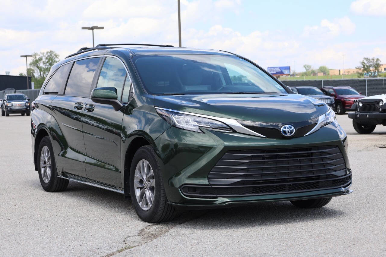 Used 2023 Toyota Sienna LE FWD image 4