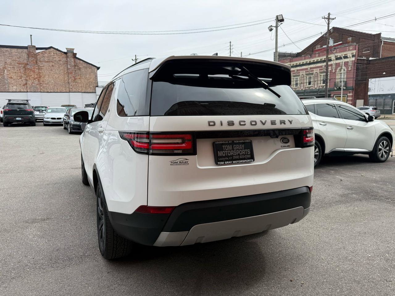 Used 2017 Land Rover Discovery HSE image 4