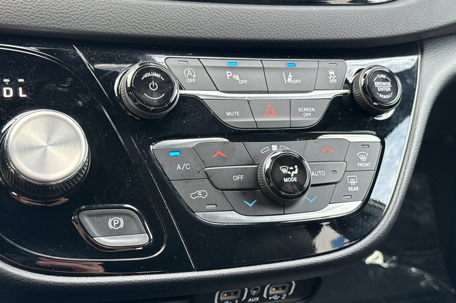 Used 2025 Chrysler Voyager LX image 20