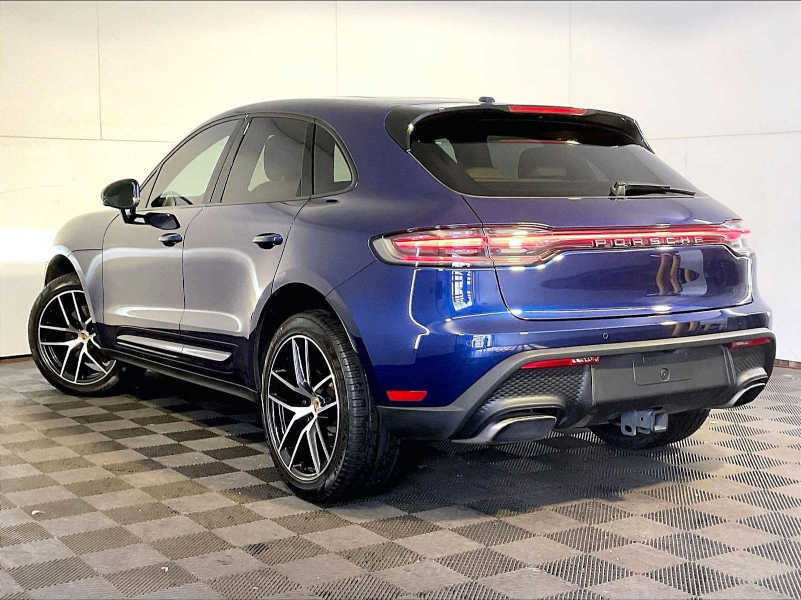 Certified 2023 Porsche Macan AWD/4WD image 3