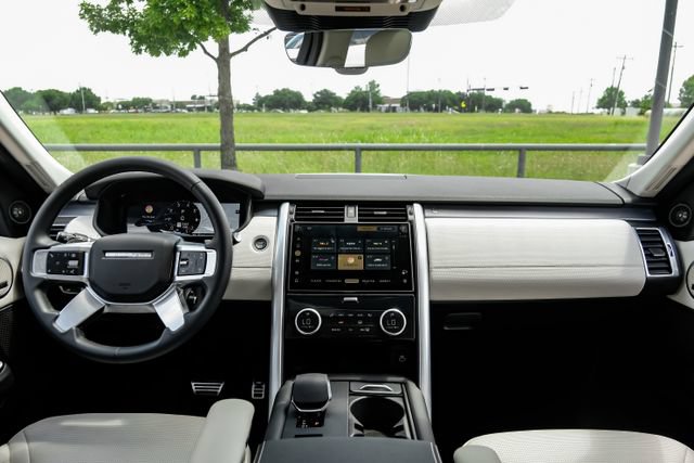 Used 2025 Land Rover Discovery Dynamic SE AWD/4WD image 17