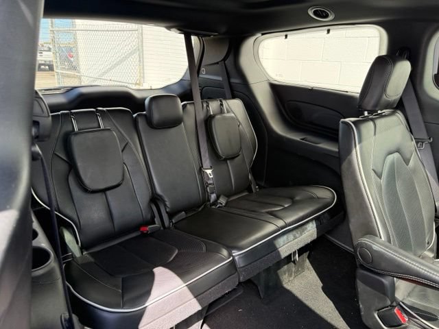 Used 2025 Chrysler Pacifica Limited FWD image 18