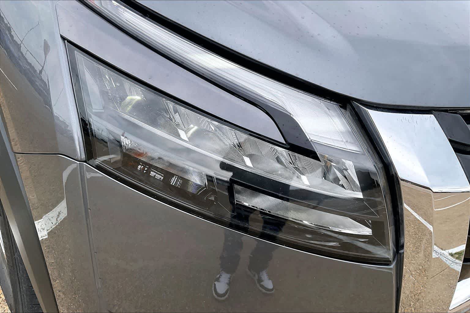 Used 2025 Nissan Pathfinder SV AWD/4WD image 29