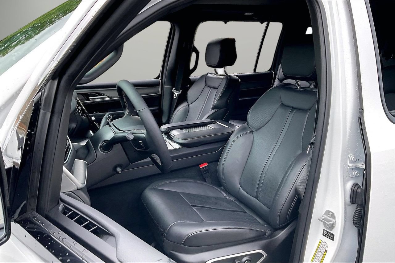 Certified 2025 Jeep Wagoneer Series III w/ Premium Group I AWD/4WD image 23