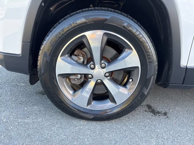 Used 2019 Jeep Cherokee Limited AWD/4WD image 14