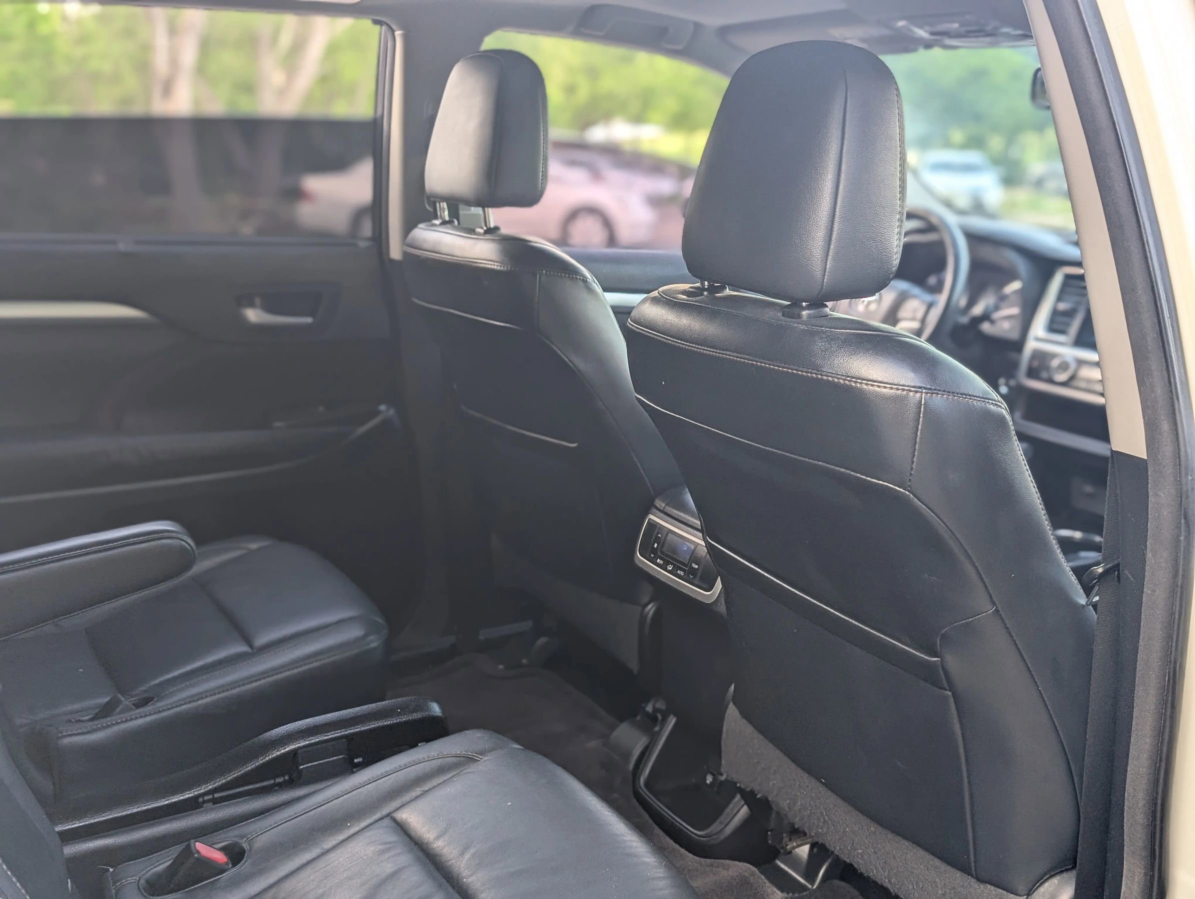 Used 2014 Toyota Highlander XLE FWD image 19