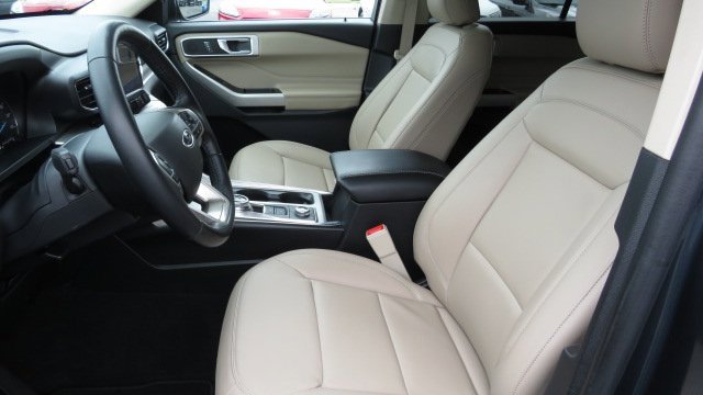 Certified 2022 Ford Explorer XLT w/ Equipment Group 202A image 4