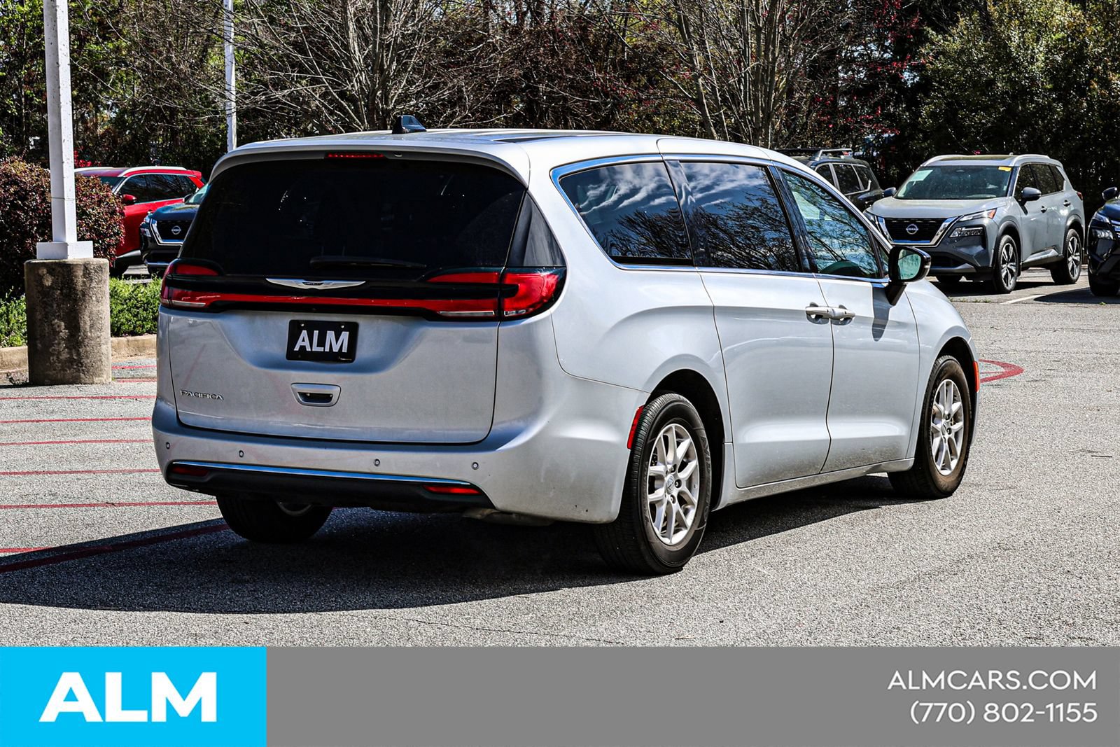 Used 2024 Chrysler Pacifica Touring-L FWD image 6