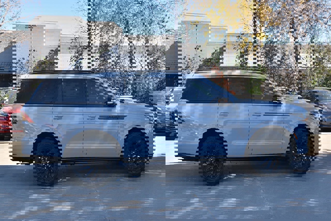 New 2025 Lincoln Navigator Reserve w/ Jet Appearance Package image 12