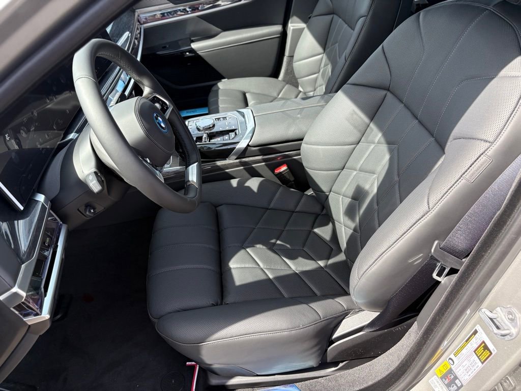 Used 2025 BMW i7 xDrive60 w/ Premium Package image 12