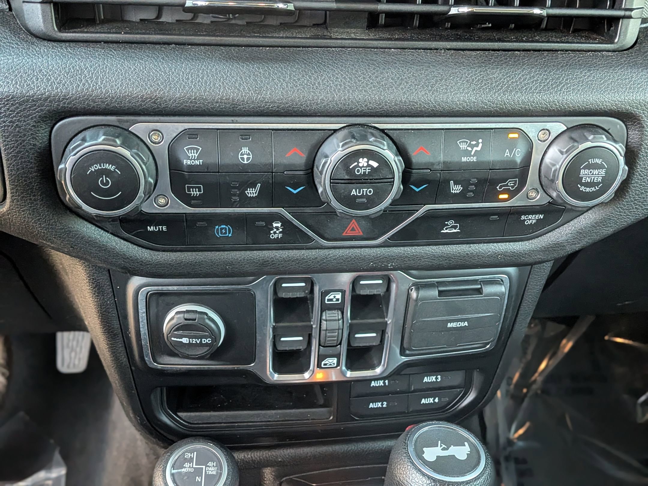 Used 2024 Jeep Wrangler Unlimited w/ Convenience Group AWD/4WD image 29