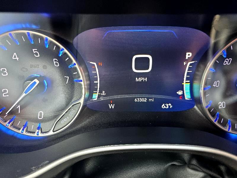 Used 2024 Chrysler Pacifica Touring-L image 9