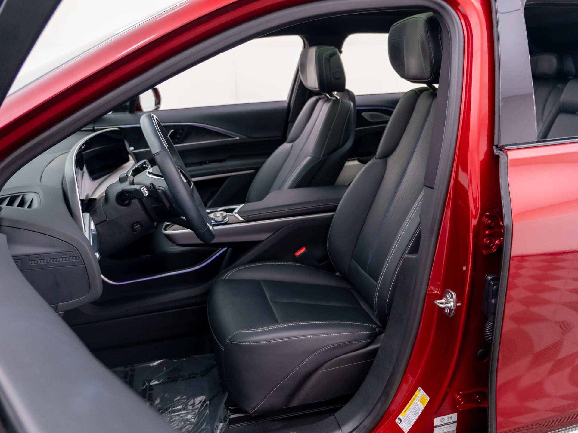 Certified 2025 Cadillac Lyriq Luxury w/ LPO, Floor Liner Package image 19