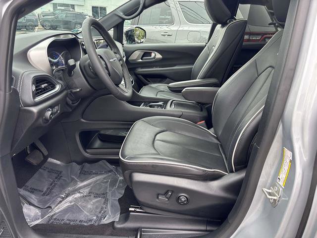 Used 2023 Chrysler Pacifica Limited w/ Uconnect Theater Family Group image 8