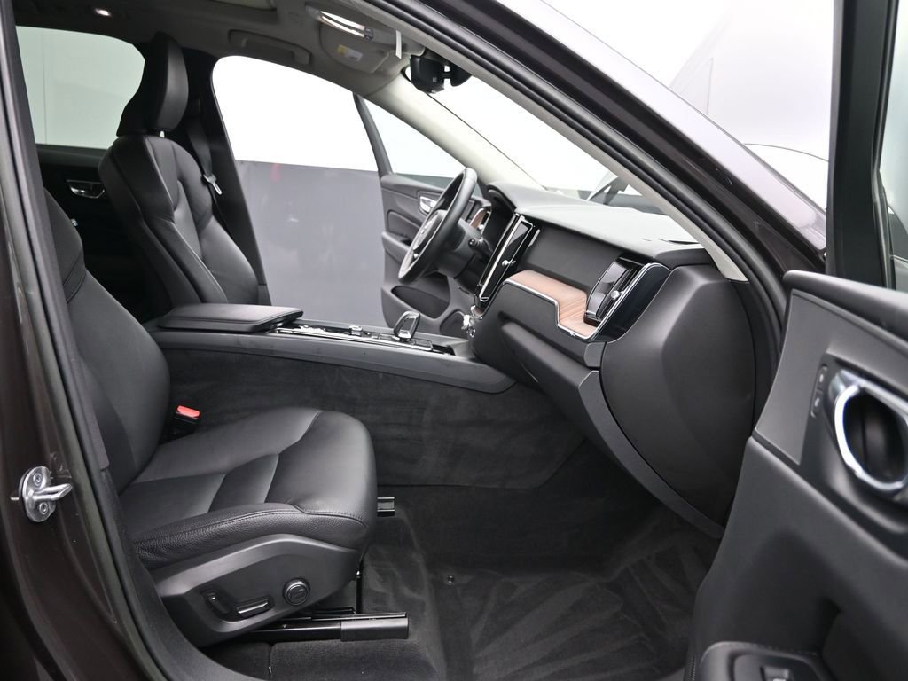 Certified 2023 Volvo XC60 B5 Plus w/ Protection Package Premier image 15