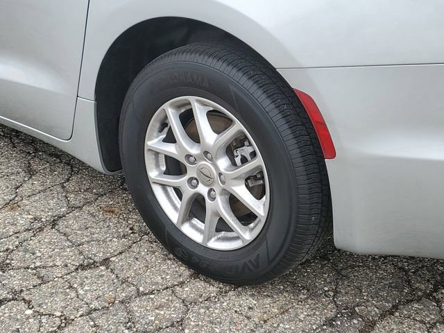 Used 2023 Chrysler Pacifica Touring-L FWD image 29