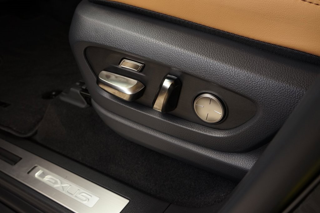 Used 2025 Lexus LX 600 4WD w/ Luxury Package image 31