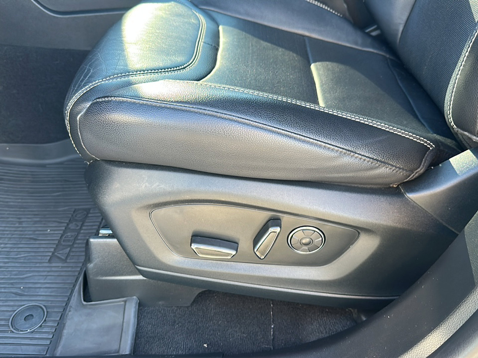 Used 2020 Ford Explorer ST w/ Premium Technology Package image 15