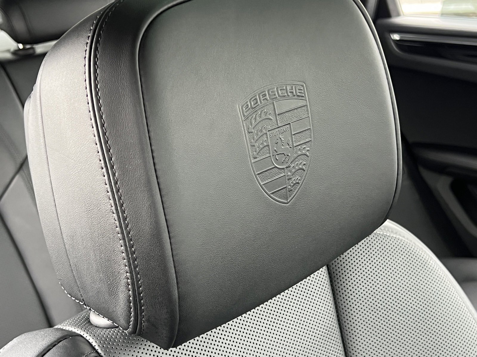 Certified 2025 Porsche Macan Turbo image 33