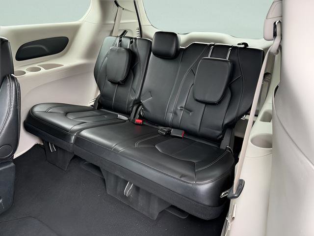 Used 2024 Chrysler Pacifica Touring-L FWD image 8
