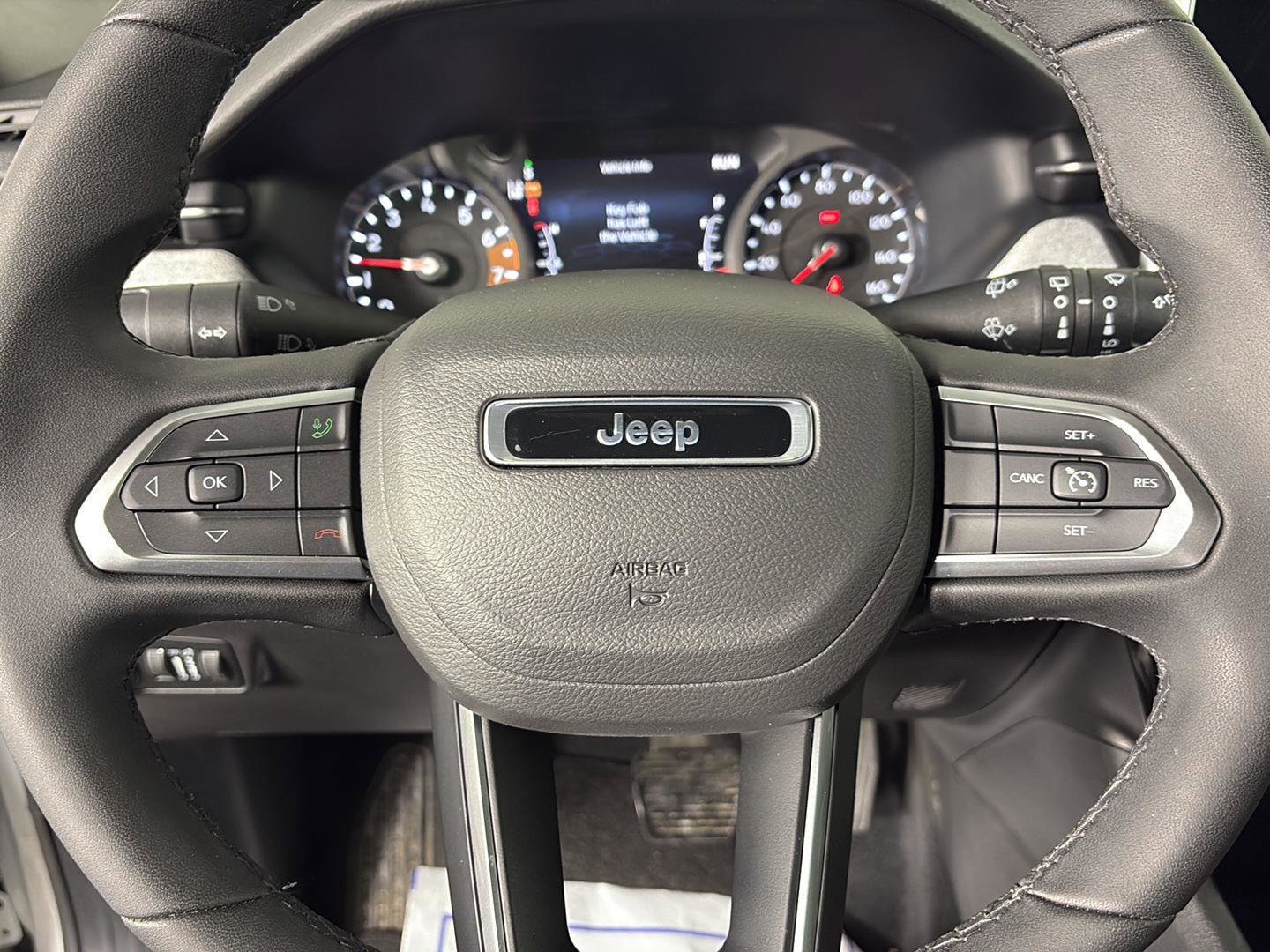 Used 2025 Jeep Compass Latitude image 38