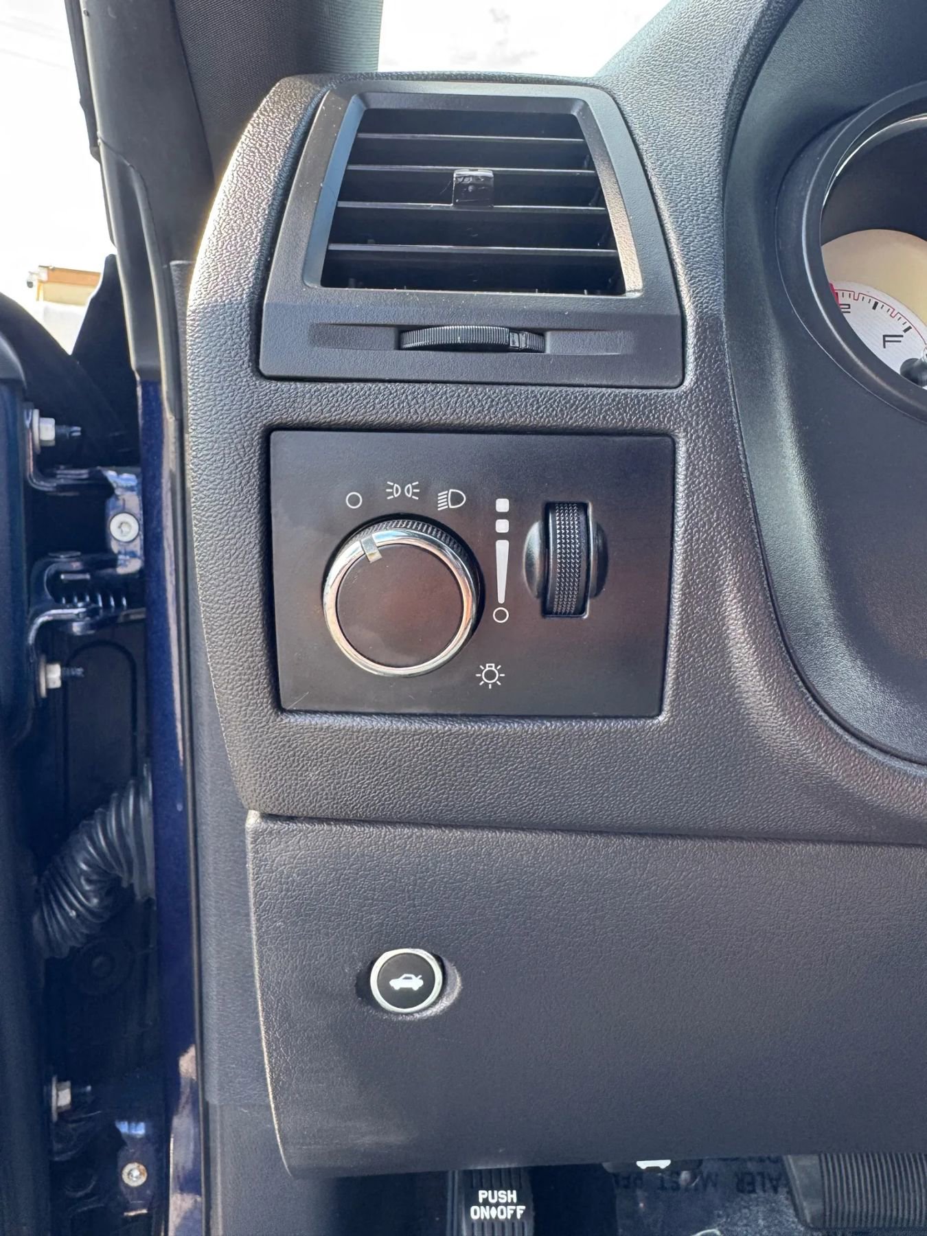 Used 2014 Dodge Challenger SXT RWD image 30