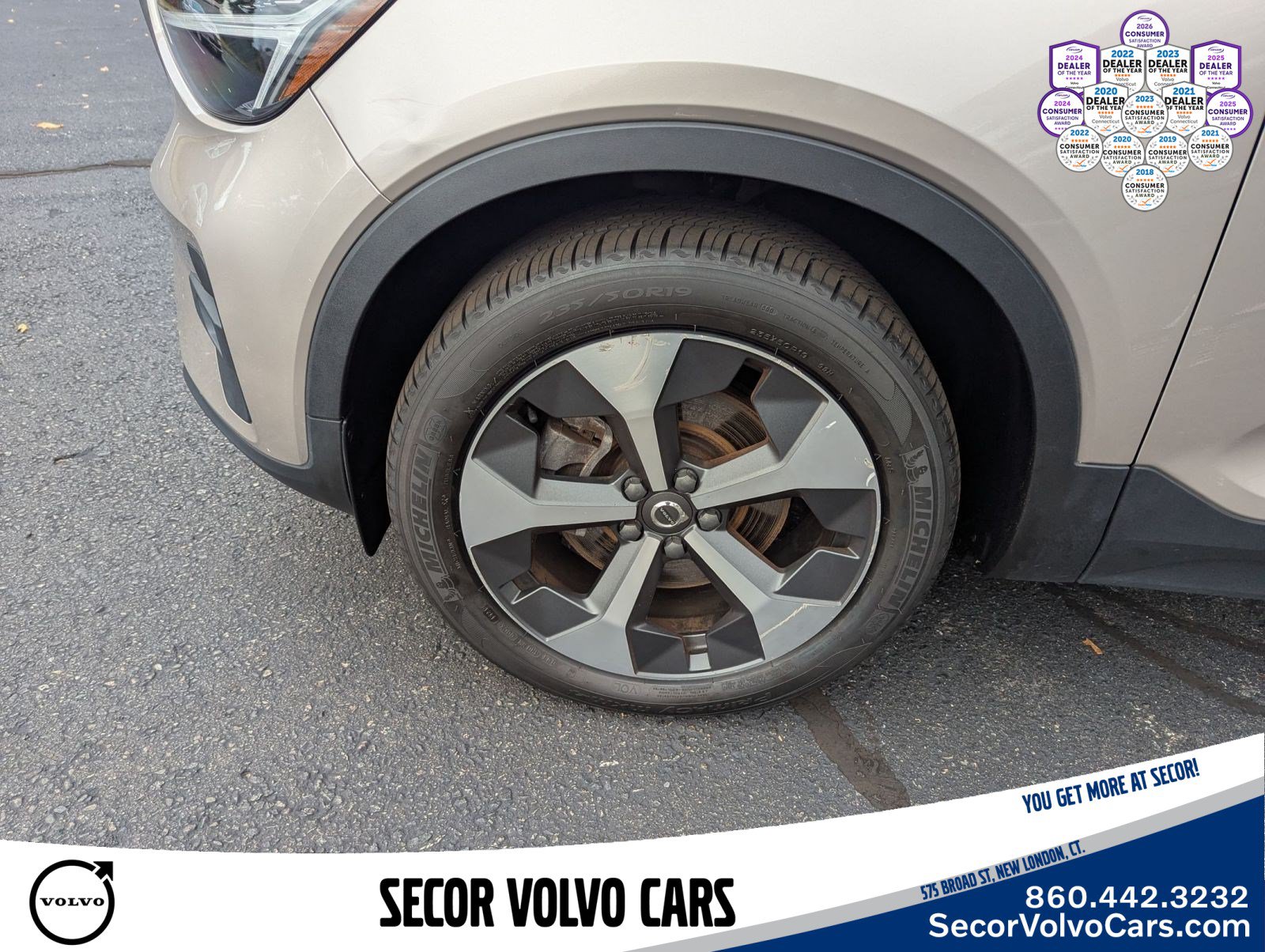 Certified 2023 Volvo XC40 B5 Plus AWD/4WD image 26