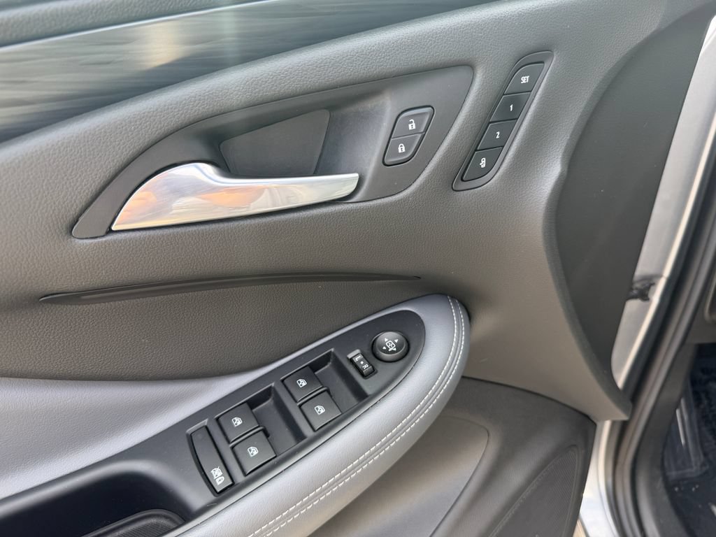 Used 2020 Buick Envision Essence AWD/4WD image 17