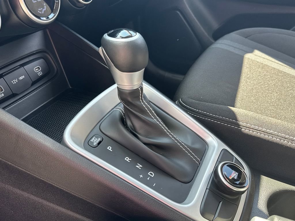 Used 2025 Hyundai Venue SEL image 24