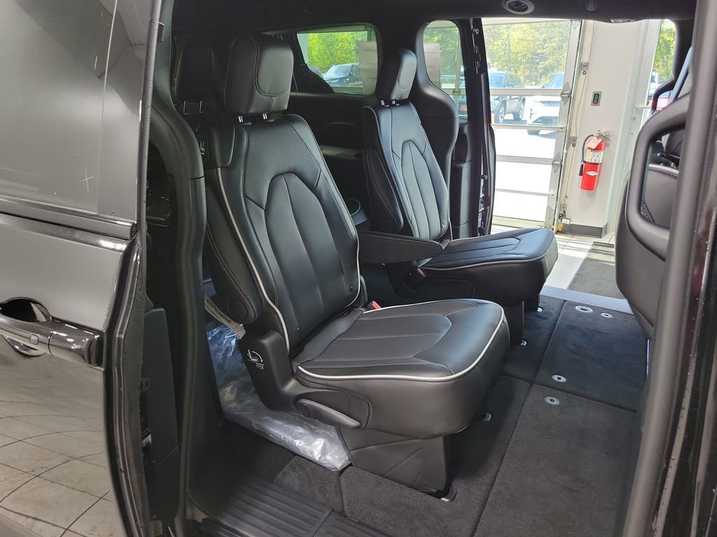 New 2026 Chrysler Pacifica Limited w/ S Appearance Package image 9