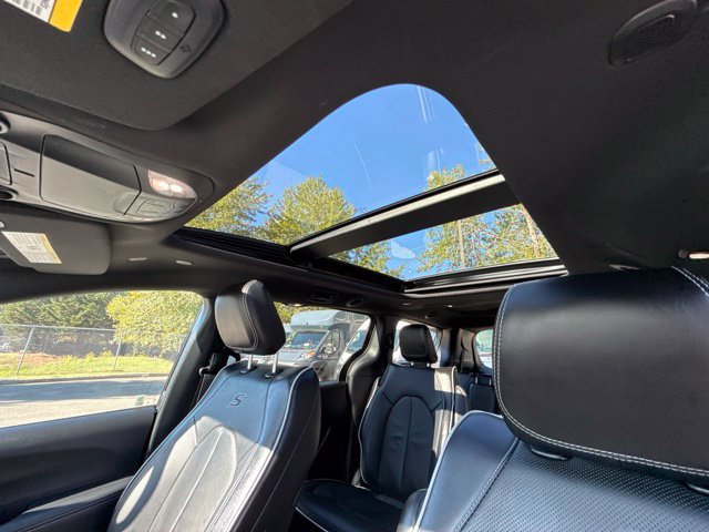 Used 2023 Chrysler Pacifica Limited w/ S Appearance Package FWD image 27