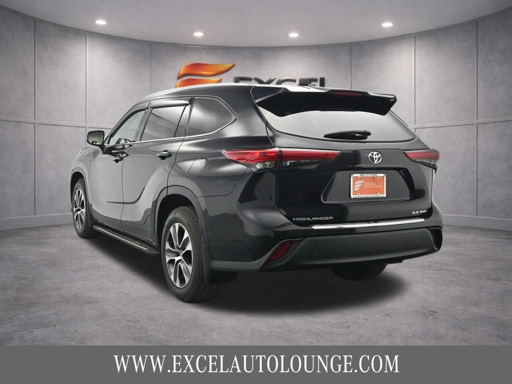 Used 2022 Toyota Highlander XLE AWD/4WD image 5