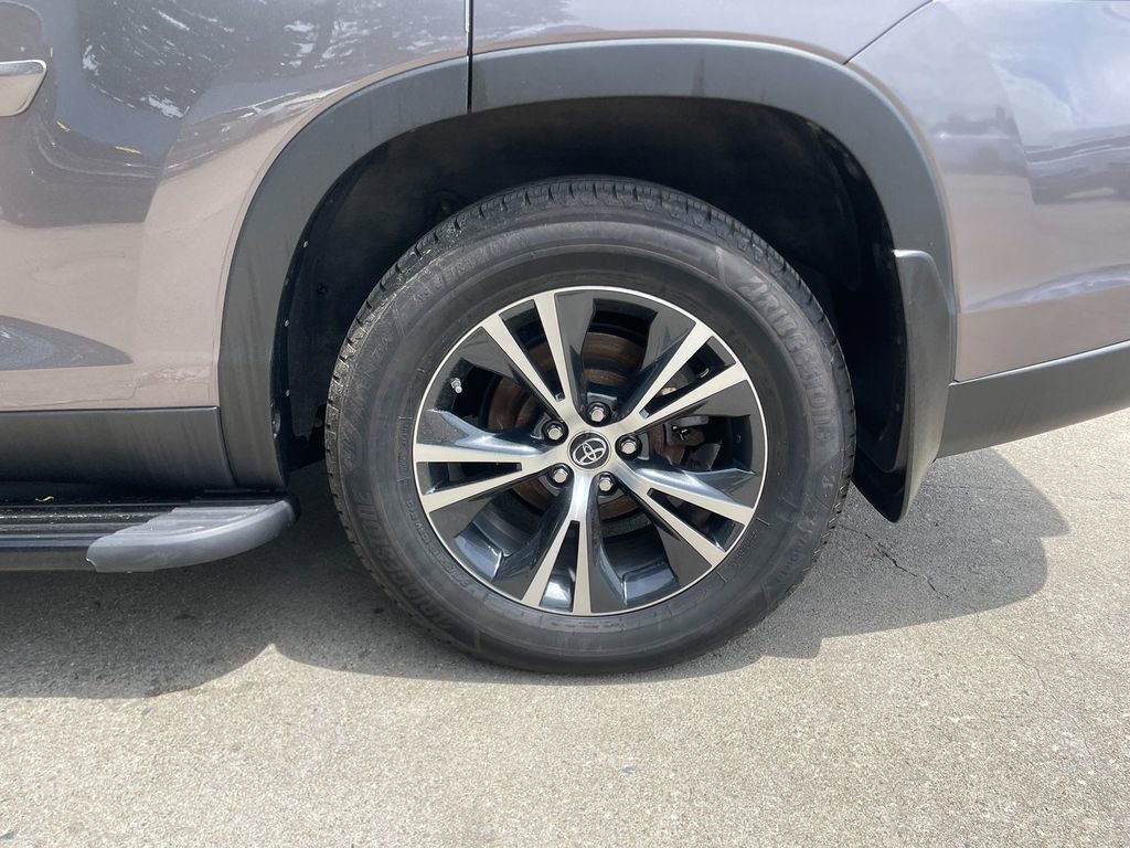 Used 2019 Toyota Highlander Plus AWD/4WD image 30