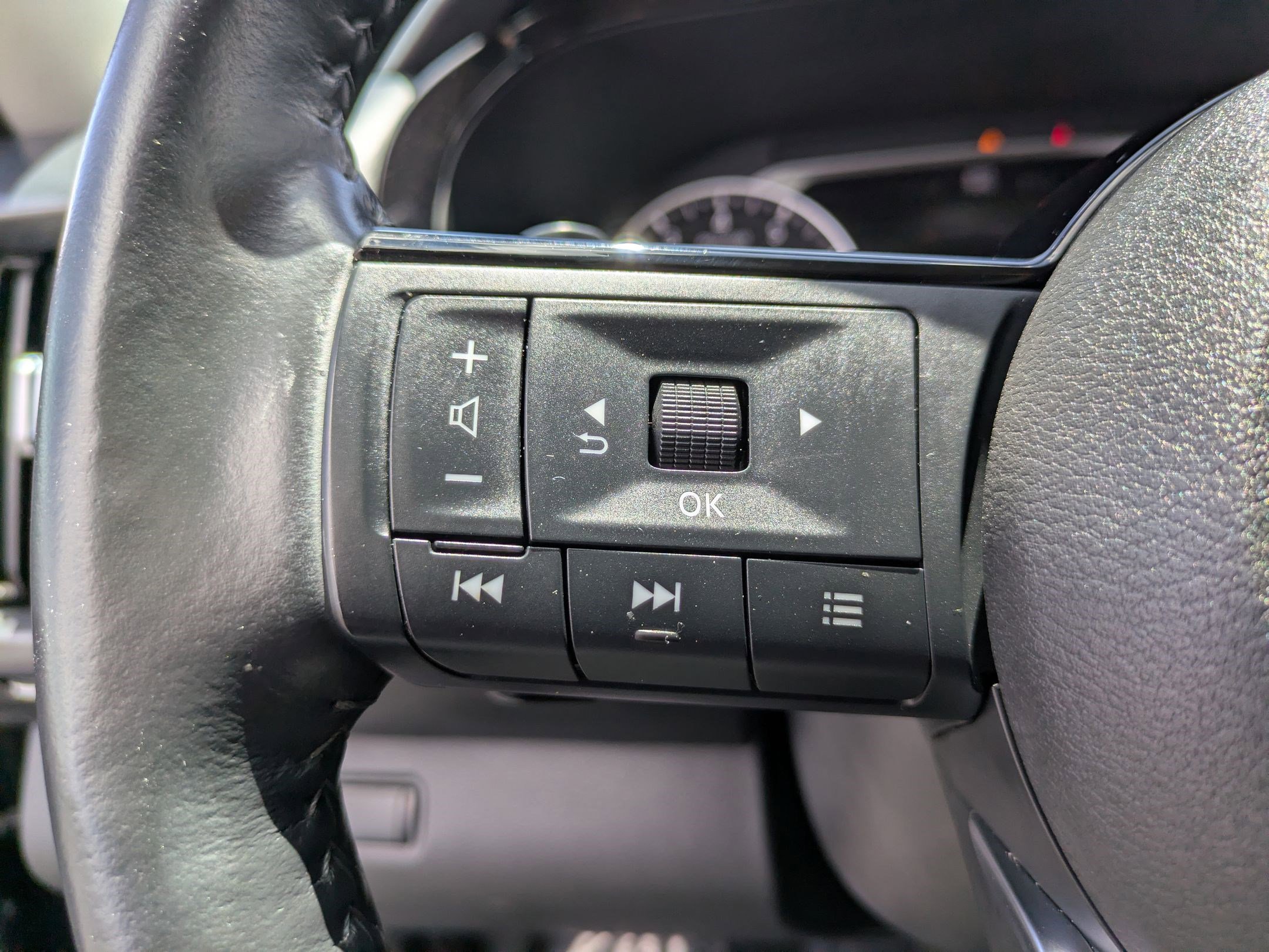 Used 2024 Nissan Pathfinder SL AWD/4WD image 17
