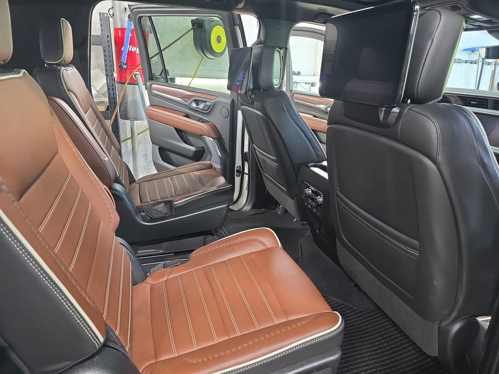 Used 2023 GMC Yukon XL Denali Ultimate AWD/4WD image 11