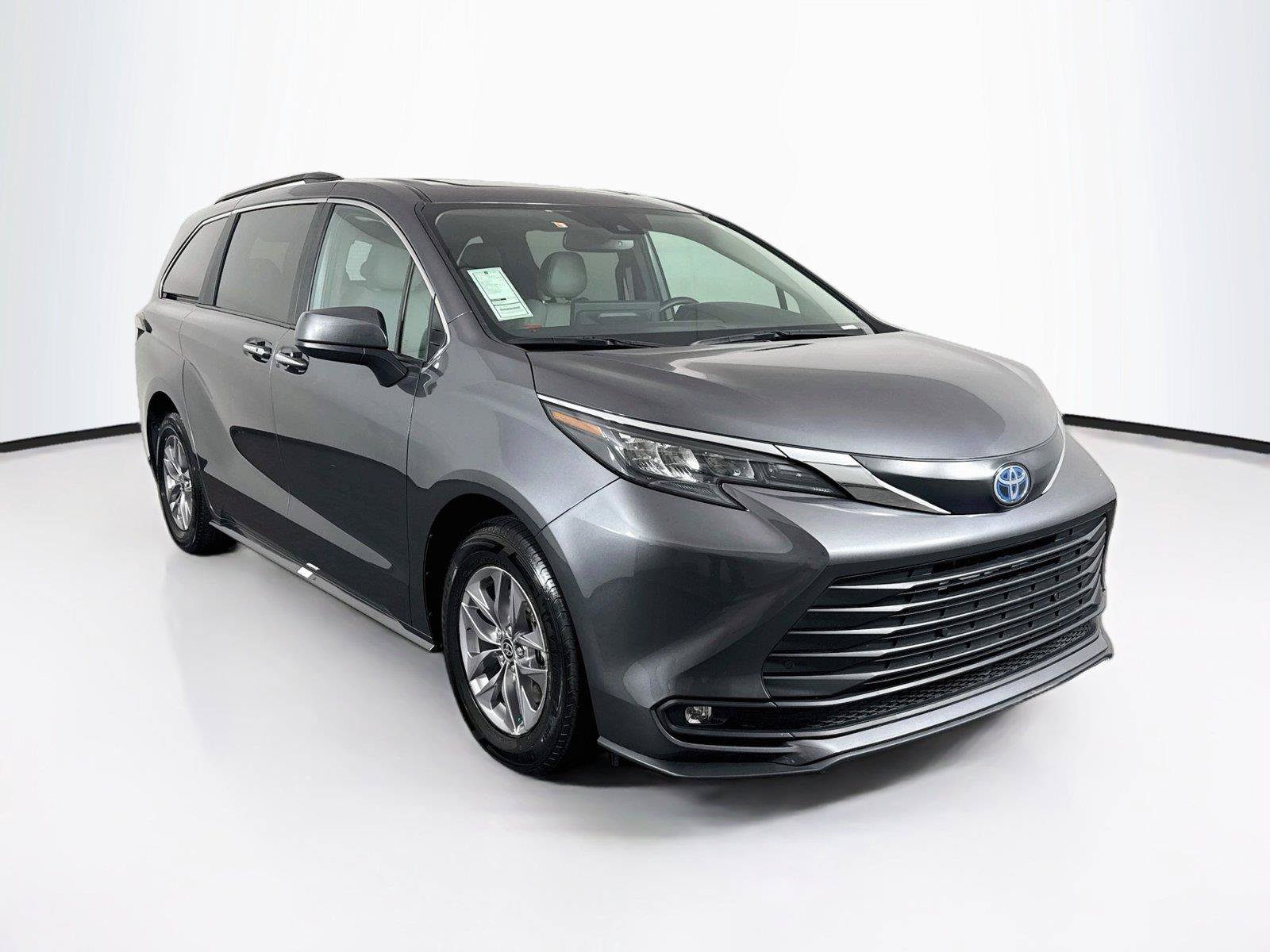 Certified 2025 Toyota Sienna XLE FWD image 10