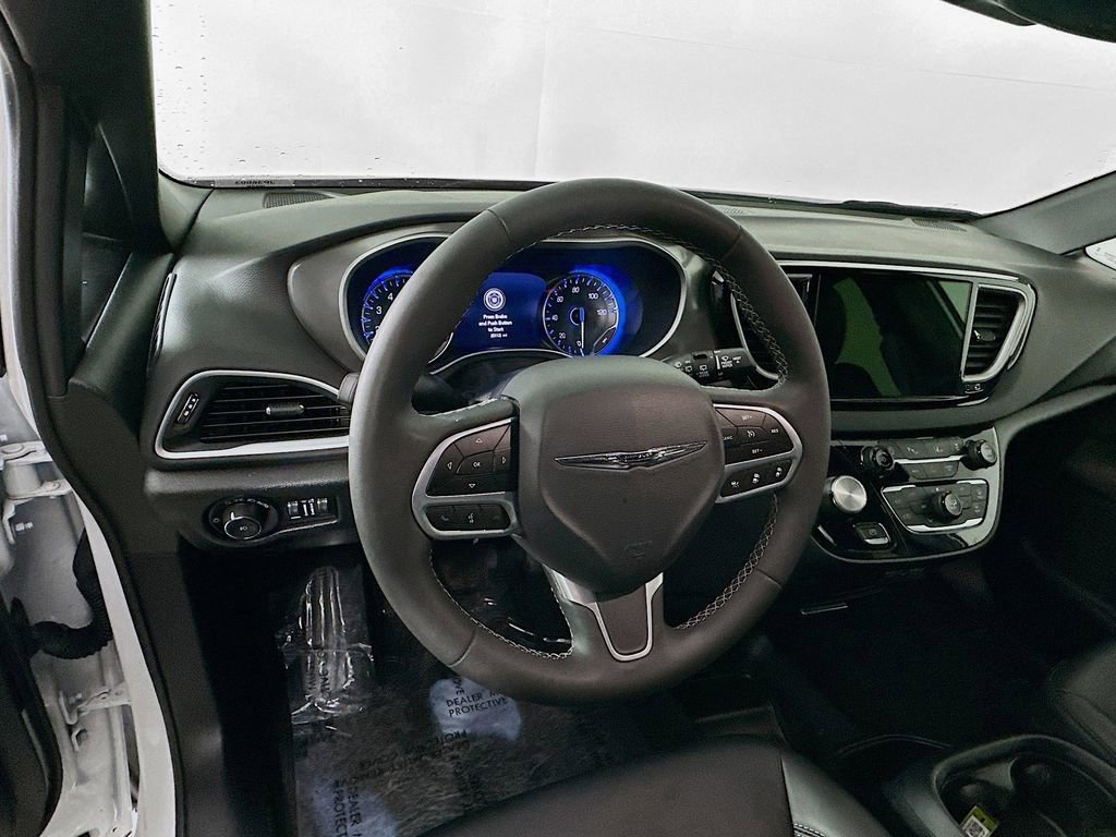 Certified 2025 Chrysler Pacifica Select image 18