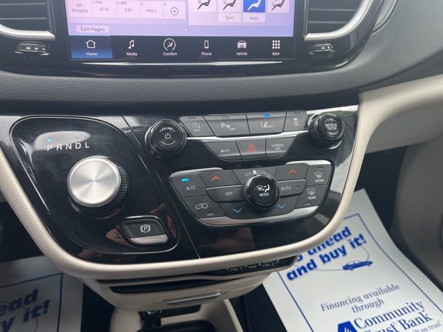 Used 2024 Chrysler Pacifica Touring-L image 25