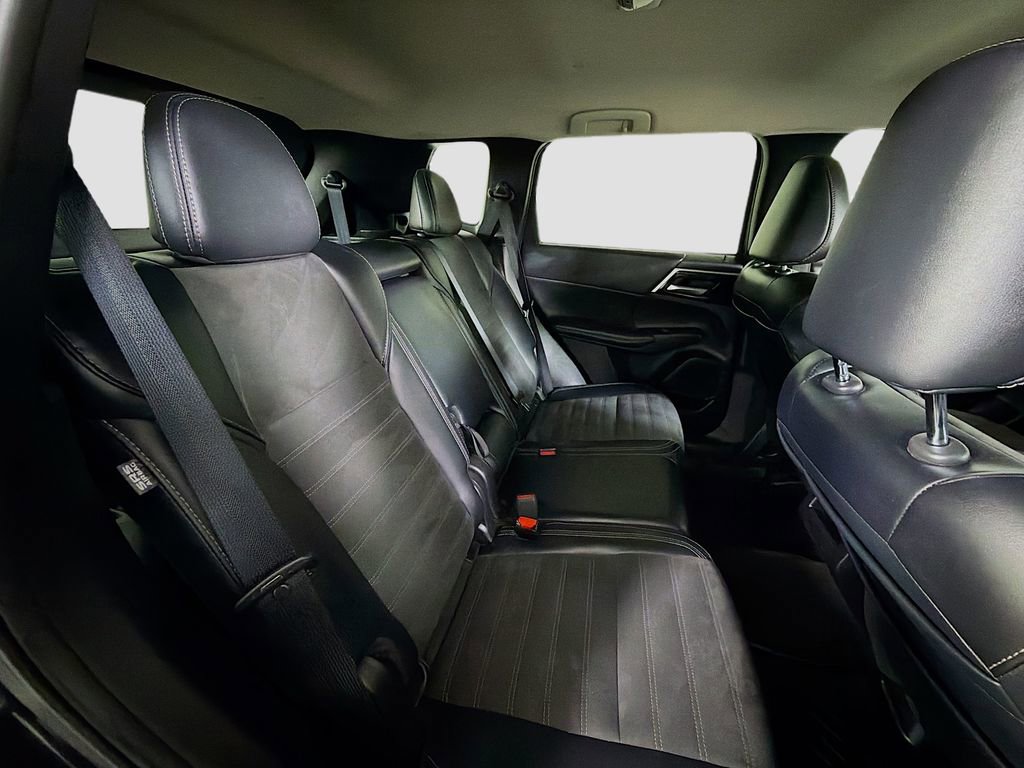 Used 2024 Mitsubishi Outlander SE image 28