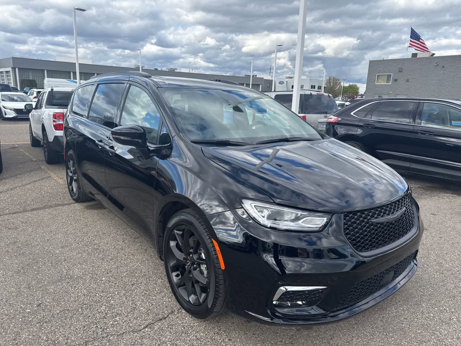 Used 2026 Chrysler Pacifica Limited w/ S Appearance Package FWD image 10