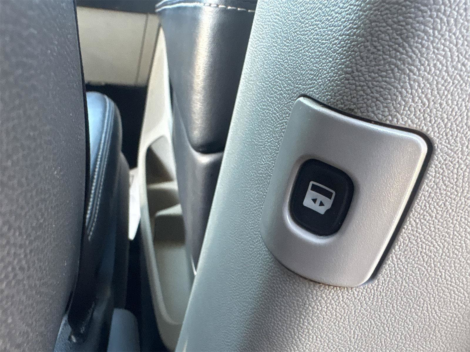 Used 2015 Chrysler Town & Country Touring FWD image 27