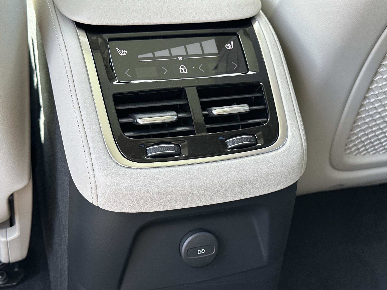New 2026 Volvo XC90 T8 Ultra w/ Protection Package Premier image 10